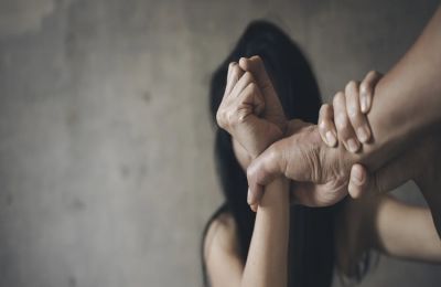 Χειροπέδες σε πέντε υπόπτους για την απαγωγή και τον βιασμό της 32χρονης.