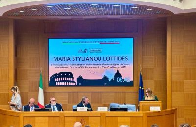 Στιγμιότυπο από την ομιλία της Επιτρόπου Διοικήσεως και Προστασίας Ανθρωπίνων Δικαιωμάτων Μαρίας Στυλιανού - Λοττίδη στο Κοινοβούλιο της Ρώμης.