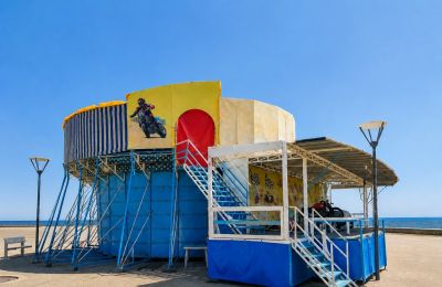 Η Πυροσβεστική Υπηρεσία Κύπρου κατά την επιθεώρηση της εν λόγω κατασκευής, την έκρινε ως ακατάλληλη.