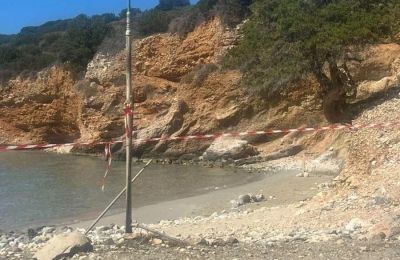 Η παραλία του Αγίου Νικολάου στην Κρήτη, όπου ξεβράστηκε το εξάρτημα του πυραύλου. 