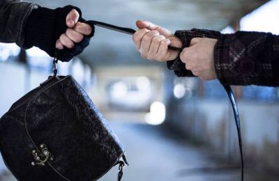 Άρπαξαν τσάντα 54χρονης και εξαφανίστηκαν