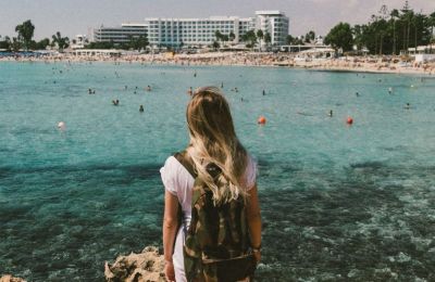 Η αλλαγή έρχεται σχεδόν τρεις μήνες αφότου η Ουάσινγκτον ανέβασε την Κύπρο στο Επίπεδο 3, «Επανεξέταση Ταξιδιού»