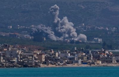 Καπνός σε περιοχή του Λιβάνου μετά από ισραηλινό βομβαρδισμό.