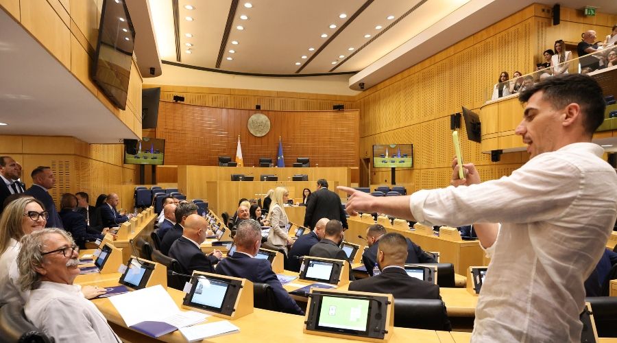 Ο Φειδίας Παναγιώτου ενώ βγάζει βίντεο τον Γιάννη Λαούρη και τους άλλους βουλευτές του κόμματός του εντός της Βουλής (Φωτογραφία: ΚΥΠΕ)