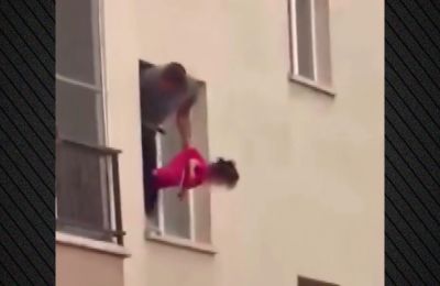 Κρέμασε από το παράθυρο την 3χρονη κόρη του κρατώντας μαχαίρι