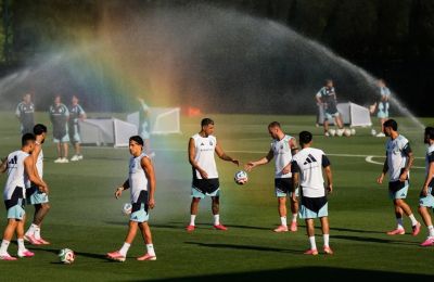 Η εθνική ομάδα της Αργεντινής προπονείται για το Παγκόσμιο Κύπελλο Ποδοσφαίρου κάτω από πολύ υψηλές θερμοκρασίες (AP Photo/Charlie Riedel).