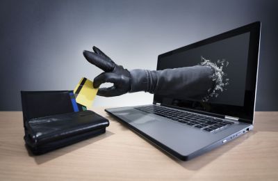 Η Αστυνομία διερευνά την υπόθεση και καλεί το κοινό να χρησιμοποιεί μόνο αδειοδοτημένες πλατφόρμες και συμβούλους για διαδικτυακές επενδύσεις.