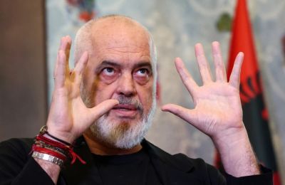 Ο Έντι Ράμα σατιρίζει όσους αντιδρούν στο αμφιλεγόμενο τουριστικό επενδυτικό σχέδιο που συνδέεται με τον Τζάρεντ Κούσνερ.