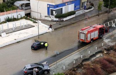 Οι πολίτες καλούνται να λάβουν προληπτικά μέτρα και να αποφεύγουν άσκοπες μετακινήσεις κατά τη διάρκεια των έντονων καιρικών φαινομένων.