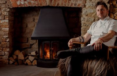 Ο βραβευμένος με αστέρι Michelin σεφ Josh Overington στο Salt & Fire 