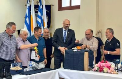 Ο Ισραηλινός πρέσβης στη Λευκωσία, Όρεν Ανόλικ, παρέδωσε πυροσβεστικό εξοπλισμό ως δωρεά στις πυρόπληκτες κοινότητες της Λεμεσού