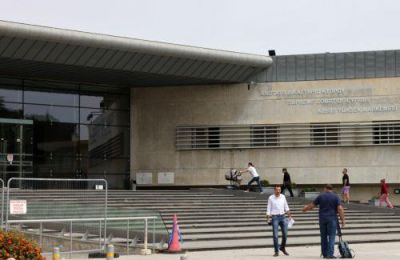 Το Ανώτατο έκρινε ότι δεν προκύπτει υπέρβαση δικαιοδοσίας ή νομική πλάνη, με αποτέλεσμα η διαδικασία ενώπιον του Κακουργιοδικείου Λευκωσίας να συνεχιστεί κανονικά.
