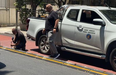 Συνεργείο του Δήμου Λεμεσού αφαίρεσε τα πασσαλάκια επί της οδού Θέκλας Λυσιώτη