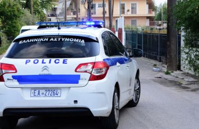 Οι αστυνομικές Αρχές διερευνούν τις συνθήκες του περιστατικού, ενώ μέχρι στιγμής δεν υπάρχουν πληροφορίες για προηγούμενες καταγγελίες ενδοοικογενειακής βίας.