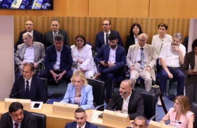 Το κόμμα επικαλείται την ανάγκη αποφυγής θεσμικών συγκρούσεων συμφερόντων και ζητά άμεση και αδιάβλητη ποινική διερεύνηση των ευρημάτων.