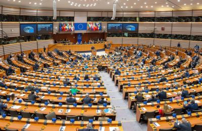 Γενική άποψη της αίθουσας κατά τη διάρκεια έκτακτης ολομέλειας στο Ευρωπαϊκό Κοινοβούλιο.