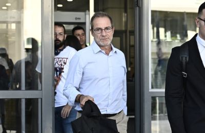 Ο Δημήτρης Λιγνάδης θα δικαστεί εκ νέου για τρεις υποθέσεις βιασμού ανηλίκων, μετά την αποδοχή της εισαγγελικής έφεσης από το δικαστήριο.