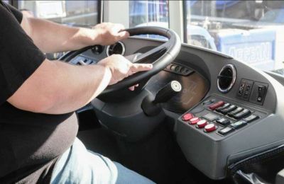 Το τροχαίο σημειώθηκε κοντά σε κυκλικό κόμβο, όπου οχήματα φαίνονταν να είναι ακινητοποιημένα λόγω κίνησης.