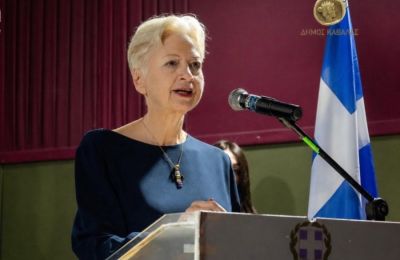Η Ελένη Θεοχάρους επιτέθηκε στον Βαρουφάκη για την ανάρτησή του για την ΕΟΚΑ