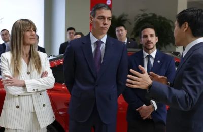Σάλος στην Ισπανία από την απαγόρευση εξόδου για τη σύζυγο του Σάντσεθ