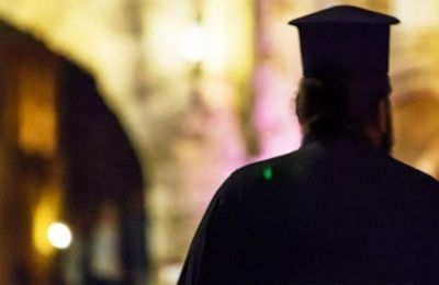 Οι τέσσερις κοπέλες έχουν καταθέσει μήνυση και ζητούν δικαίωση, καταγγέλλοντας συστηματική χειραγώγηση και κακοποίηση.