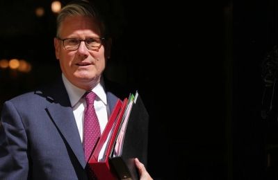 Η Ντάουνινγκ Στριτ επιμένει ότι ο Βρετανός πρωθυπουργός παραμένει προσηλωμένος στο κυβερνητικό έργο.