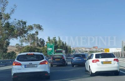 Η κίνηση παραμένει αυξημένη κοντά στη Ριζοελιά, προς Λάρνακα.
