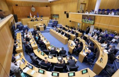Με τη συμμετοχή τεσσάρων Υπουργών, οι κοινοβουλευτικές επιτροπές αρχίζουν τις συνεδρίες τους, εξετάζοντας σειρά νομοθετικών και θεσμικών θεμάτων.