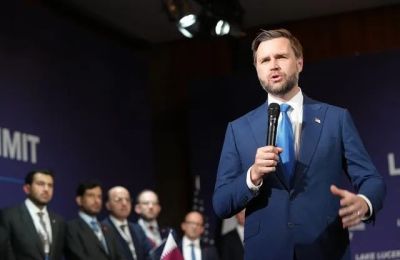 Διπλό μήνυμα από την αμερικανική ηγεσία για τις συνομιλίες με το Ιράν, με τον Βανς να μιλά για διπλωματική «στροφή» και τον Τραμπ να απειλεί με κλιμάκωση.