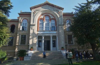 Η Θεολογική Σχολή της Χάλκης, που παραμένει κλειστή από το 1971, εισέρχεται σε νέα φάση συζητήσεων για πιθανή επαναλειτουργία της.