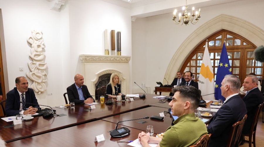 Όταν θα δουν περισσότερη κινητικότητα στο Κυπριακό θα διαβουλευτούν με τον κόσμο επειδή ακόμη δεν έχουν θέση, δήλωσε ο Φειδίας Παναγιώτου