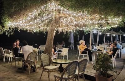 Προσφορές με ποσά που ζαλίζουν για πασίγνωστο παραθαλάσσιο σνακ μπαρ