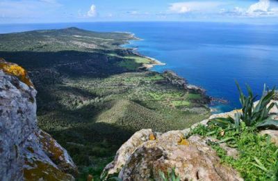 Επισημαίνονται κίνδυνοι για το περιβάλλον και αυστηρές ποινές για αυθαίρετη κατασκήνωση και φωτιές.