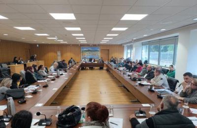 Η Επιτροπή Εργασίας της νέας Βουλής καθορίζει την ατζέντα της με έμφαση στην προστασία εργαζομένων, συνταξιούχων και ευάλωτων ομάδων.