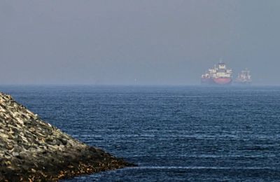 Συνεχίζονται οι διαβουλεύσεις για τη λειτουργία του Ορμούζ, με την κίνηση των πλοίων να παραμένει αισθητά μειωμένη σε σχέση με τα προπολεμικά επίπεδα.