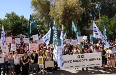 Οι εργαζόμενοι ζητούν άμεσες αυξήσεις, κάνοντας λόγο για «μισθούς πείνας» και περιορισμένες αναπροσαρμογές τα τελευταία 17 χρόνια.