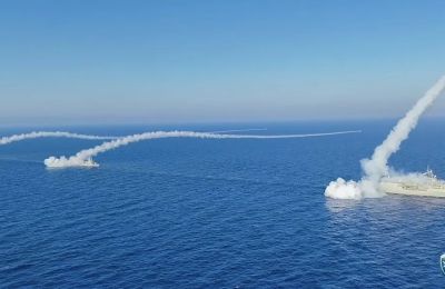Η φρεγάτα ΥΔΡΑ και οι πυραλάκατοι ΡΟΥΣΣΕΝ & ΡΙΤΣΟΣ κατά τη διάρκεια πραγματοποίησης βολών αντιπλοϊκών πυραύλων Harpoon & Exocet. Πηγή: Πολεμικό Ναυτικό