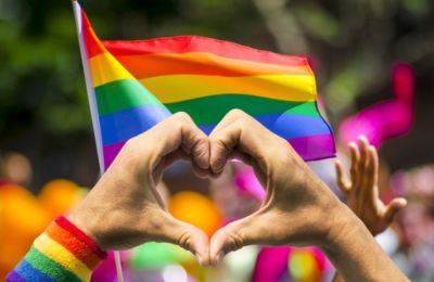 «Η παρουσία ομόφυλων ζευγαριών στην τηλεόραση και στις τέχνες δεν αποτελεί “πρόκληση” αλλά άσκηση δικαιωμάτων και αναγκαίο βήμα προς την ουσιαστική ισότητα», σύμφωνα με την Accept