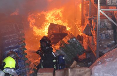 Καίγονται σπίτια στο Ηράκλειο μετά από φωτιά σε εργοστάσιο (ΒΙΝΤΕΟ)
