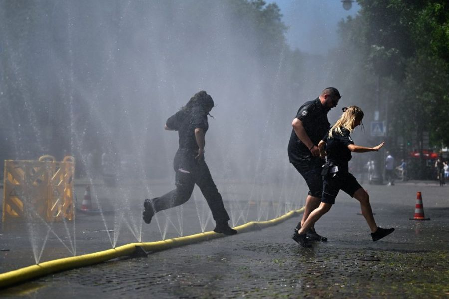 &Epsilon;&upsilon;&rho;ώ&pi;&eta;: 150 &epsilon;&kappa;&alpha;&tau;&omicron;&mu;&mu;ύ&rho;&iota;&alpha; &pi;&omicron;&lambda;ί&tau;&epsilon;&sigmaf; &alpha;&nu;&tau;&iota;&mu;έ&tau;&omega;&pi;&omicron;&iota; &mu;&epsilon; &tau;&omicron;&nu; &kappa;&alpha;ύ&sigma;&omega;&nu;&alpha;
