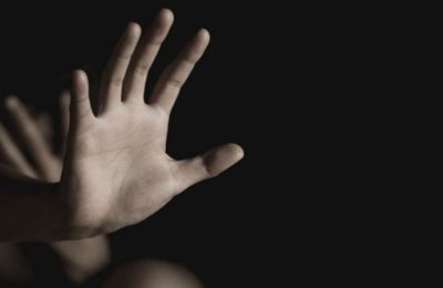 Πατέρας και γιοι βασάνιζαν μέλη της οικογένειάς τους