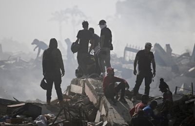 Βενεζουέλα: Μητέρα ψάχνει απεγνωσμένα τον γιο της στα χαλάσματα