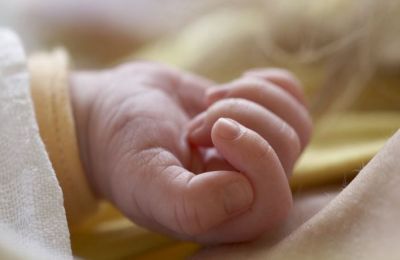 Συνεχίζονται οι έρευνες για συνθήκες θανάτου του 12μηνου βρέφους
