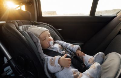 Κάθε τόσο, βρέφη πεθαίνουν από θερμοπληξία επειδή οι γονείς τα ξεχνούν στο αυτοκίνητο, συχνά όχι από κακόβουλη πρόθεση, αλλά από ένα μοιραίο σφάλμα μνήμης