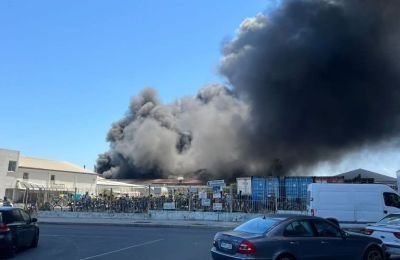 Πυρκαγιά σε εργοστάσιο στην Αραδίππου (ΒΙΝΤΕΟ-ΦΩΤΟ)