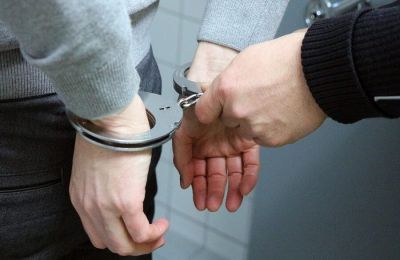 Το ένταλμα εκδόθηκε από τις αρχές του Ηνωμένου Βασιλείου.