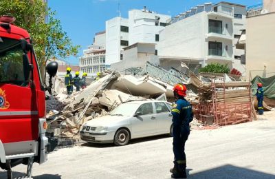 Κατάρρευση κτηρίου στα Πετράλωνα - Πληροφορίες για 4 εγκλωβισμένους