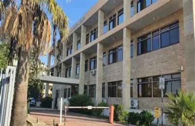 O κατηγορούμενος αντιμετωπίζει επτά κατηγορίες.