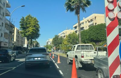 Το κλείσιμο μέρους του παραλιακού δρόμου σε ώρα αιχμής, για να τραβήξουν γραμμές, σχολιάστηκε με καυστικό τρόπο από τον Άθω Αντωνιάδη