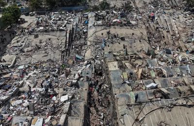Επιχειρούν σωστικά συνεργεία με ειδικά εκπαιδευμένα σκυλιά από τις ΗΠΑ για να βρουν τους εγκλωβισμένους στα ερείπια.